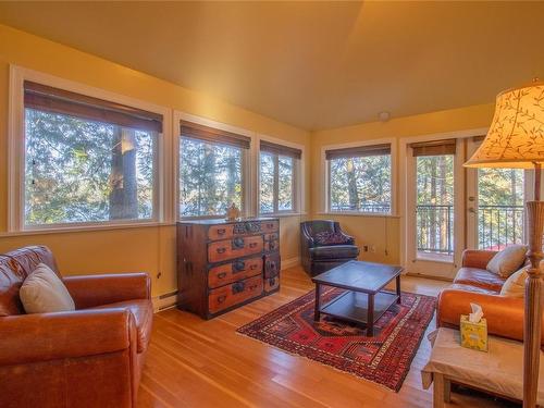 4246 Armadale Rd, Pender Island, BC - Indoor Photo Showing Living Room
