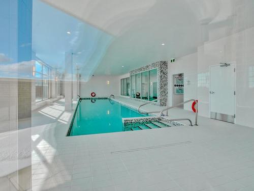 Piscine - 206-4700 Rue Ste-Catherine O., Westmount, QC - Indoor Photo Showing Other Room With In Ground Pool