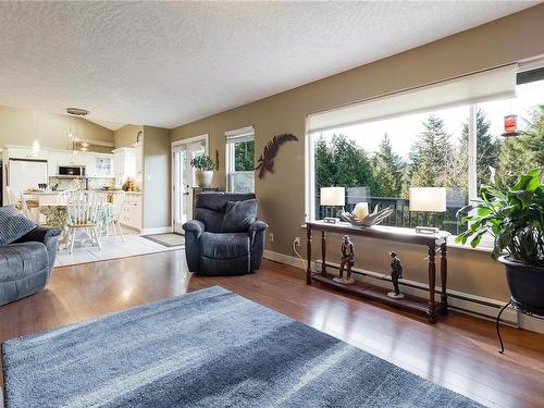 1695 Nahmint Rd, Qualicum Beach, BC - Indoor Photo Showing Living Room