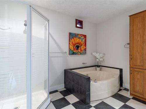 1695 Nahmint Rd, Qualicum Beach, BC - Indoor Photo Showing Bathroom