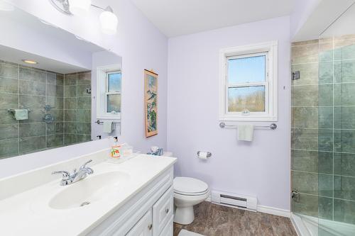 304 Dugan Street, Creston, BC - Indoor Photo Showing Bathroom