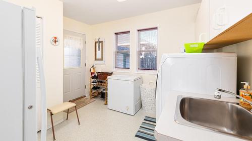 304 Dugan Street, Creston, BC - Indoor Photo Showing Laundry Room