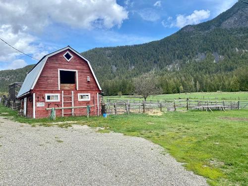 4512 48Th Street, Canyon, BC - Outdoor