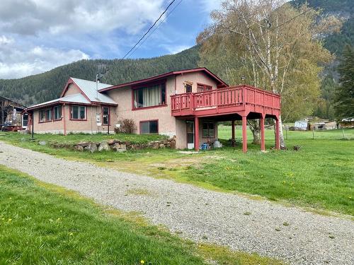4512 48Th Street, Canyon, BC - Outdoor