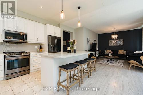 147 Kingsmere Cres, New Tecumseth, ON - Indoor Photo Showing Kitchen With Upgraded Kitchen