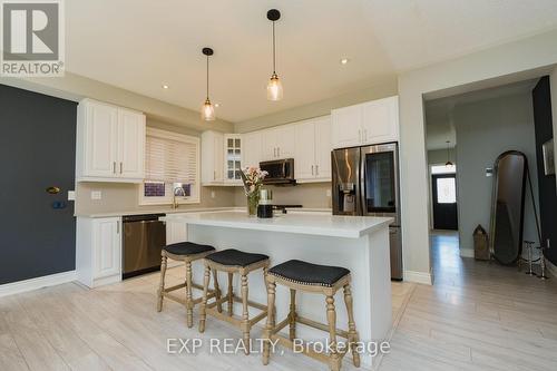 147 Kingsmere Cres, New Tecumseth, ON - Indoor Photo Showing Kitchen With Upgraded Kitchen