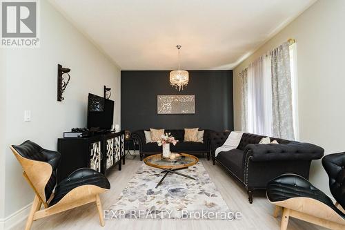 147 Kingsmere Cres, New Tecumseth, ON - Indoor Photo Showing Living Room