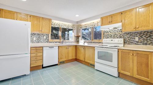 1929 13Th Avenue, Invermere, BC - Indoor Photo Showing Kitchen