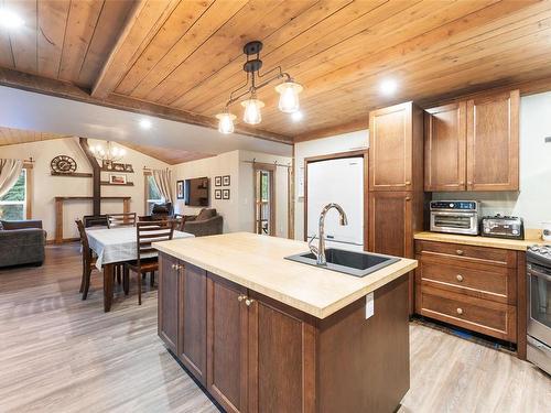 7376 Peri Rd, Lake Cowichan, BC - Indoor Photo Showing Kitchen
