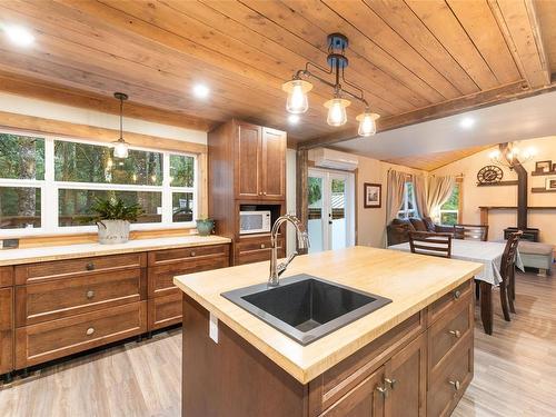 7376 Peri Rd, Lake Cowichan, BC - Indoor Photo Showing Kitchen With Double Sink