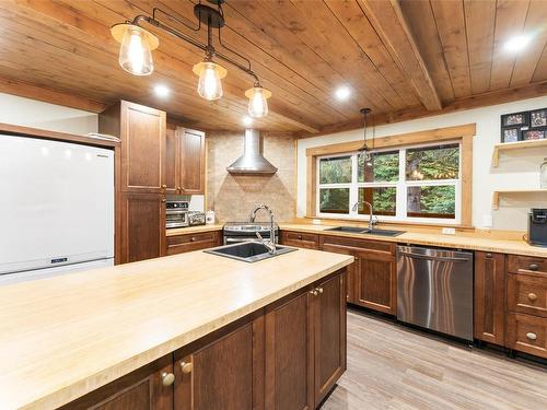 7376 Peri Rd, Lake Cowichan, BC - Indoor Photo Showing Kitchen With Double Sink