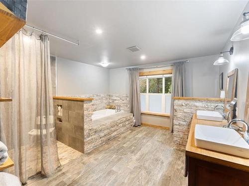 7376 Peri Rd, Lake Cowichan, BC - Indoor Photo Showing Bathroom
