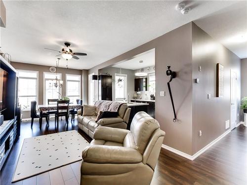 5014 Desantis Drive, Beamsville, ON - Indoor Photo Showing Living Room