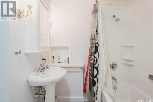 1529 Cumberland Avenue S, Saskatoon, SK - Indoor Photo Showing Bathroom
