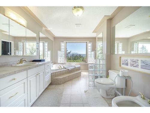 380 Ivy Road, Cranbrook, BC - Indoor Photo Showing Bathroom