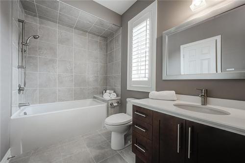 Main Bath with soaker tub - 4072 Highland Park Drive, Beamsville, ON - Indoor Photo Showing Bathroom