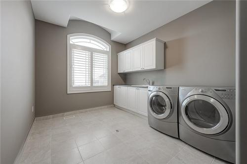 Main level Laundry - 4072 Highland Park Drive, Beamsville, ON - Indoor Photo Showing Laundry Room