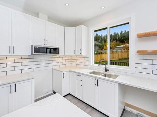 2048 Ernest Lane, Duncan, BC - Indoor Photo Showing Kitchen With Double Sink With Upgraded Kitchen