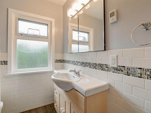 2707 Forbes St, Victoria, BC - Indoor Photo Showing Bathroom