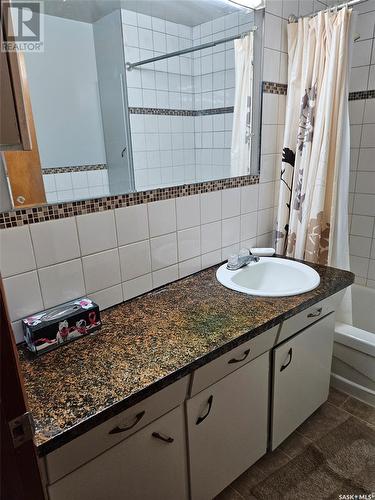 29 Warren Street, Redvers, SK - Indoor Photo Showing Bathroom