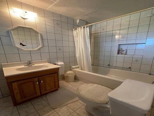 996 Redditt Road, Kenora, ON - Indoor Photo Showing Bathroom