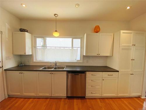 54 Prideaux St, Nanaimo, BC - Indoor Photo Showing Kitchen With Double Sink
