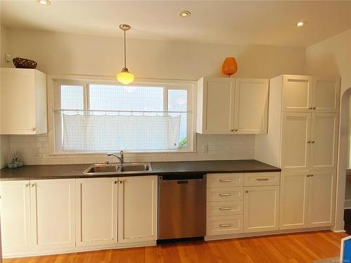 54 Prideaux St, Nanaimo, BC - Indoor Photo Showing Kitchen With Double Sink