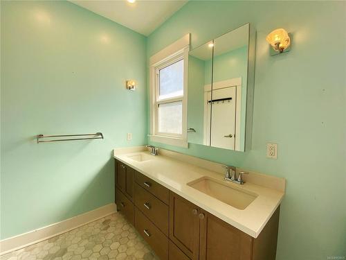 54 Prideaux St, Nanaimo, BC - Indoor Photo Showing Bathroom