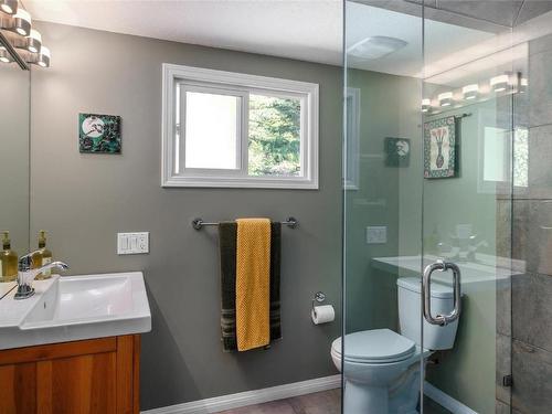 8514 Sun Valley Road, Kelowna, BC - Indoor Photo Showing Bathroom
