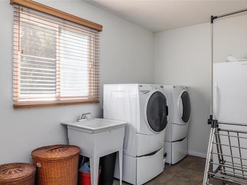 8514 Sun Valley Road, Kelowna, BC - Indoor Photo Showing Laundry Room