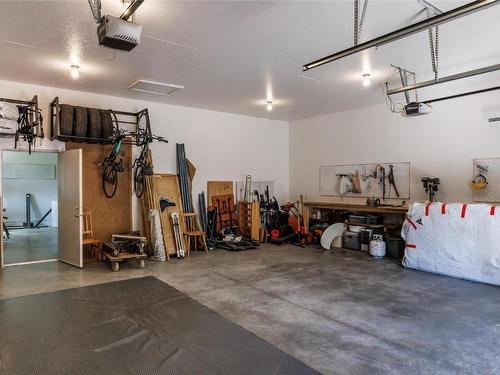 8514 Sun Valley Road, Kelowna, BC - Indoor Photo Showing Garage