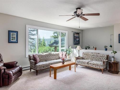 8514 Sun Valley Road, Kelowna, BC - Indoor Photo Showing Living Room