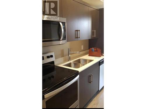 925 Leon Avenue Unit# 428, Kelowna, BC - Indoor Photo Showing Kitchen With Double Sink