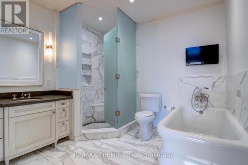 8D - 1 St Thomas Street, Toronto, ON - Indoor Photo Showing Bathroom