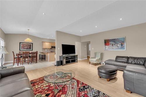 135 Garth Trails Crescent, Hamilton, ON - Indoor Photo Showing Living Room