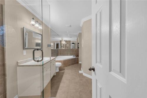 135 Garth Trails Crescent, Hamilton, ON - Indoor Photo Showing Bathroom