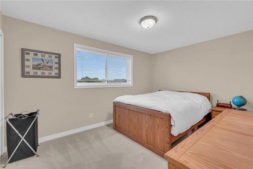 135 Garth Trails Crescent, Hamilton, ON - Indoor Photo Showing Bedroom