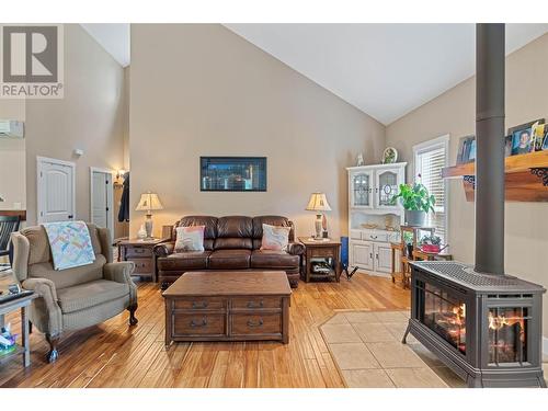 841 Salmon River Road, Salmon Arm, BC - Indoor Photo Showing Living Room