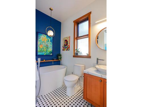 2490 Knob Road, Castlegar, BC - Indoor Photo Showing Bathroom