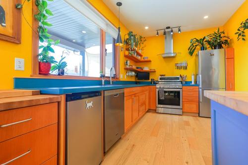 2490 Knob Road, Castlegar, BC - Indoor Photo Showing Kitchen