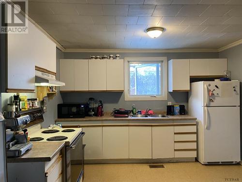554 Lakeshore Rd, Temiskaming Shores, ON - Indoor Photo Showing Kitchen With Double Sink