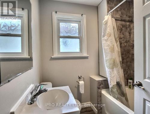 723 Rennie St, Hamilton, ON - Indoor Photo Showing Bathroom