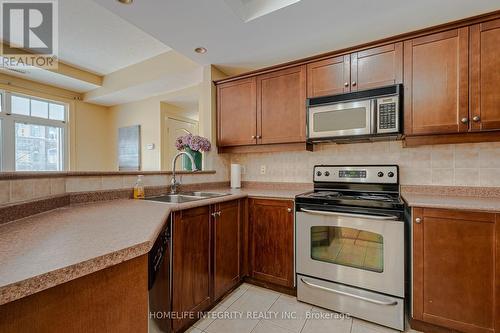 211 - 78 Sunset Boulevard, New Tecumseth, ON - Indoor Photo Showing Kitchen With Double Sink