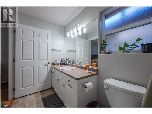 607 4Th Street Unit# 1, Keremeos, BC - Indoor Photo Showing Bathroom