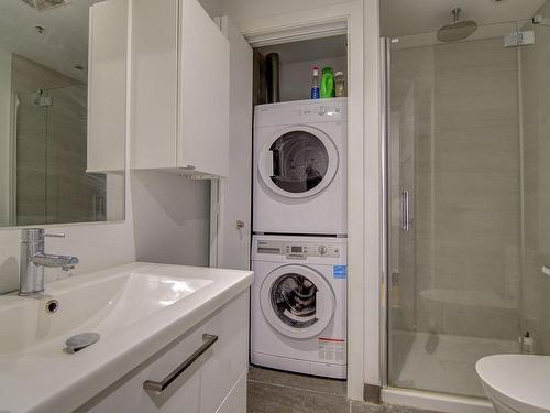 Bathroom - 504-1212 Rue Bishop, Montréal (Ville-Marie), QC - Indoor Photo Showing Laundry Room