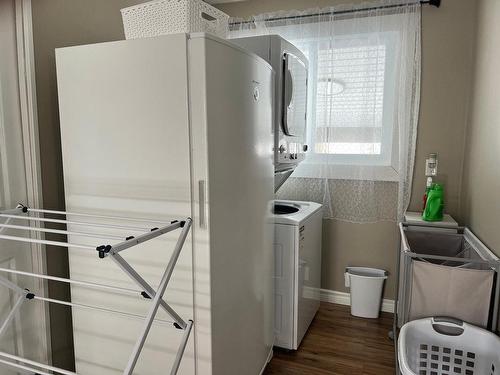 Salle familiale - 93 Av. Thorne, Témiscaming, QC - Indoor Photo Showing Laundry Room