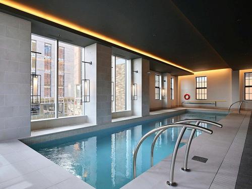 Piscine - 714-1188 Rue St-Antoine O., Montréal (Ville-Marie), QC - Indoor Photo Showing Other Room With In Ground Pool