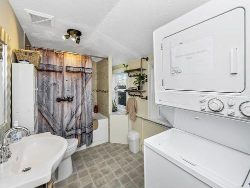 740 Newbury St, Saanich, BC - Indoor Photo Showing Laundry Room