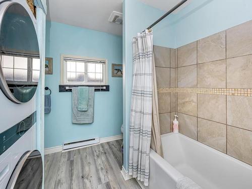 740 Newbury St, Saanich, BC - Indoor Photo Showing Bathroom
