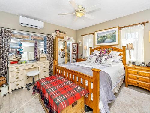 740 Newbury St, Saanich, BC - Indoor Photo Showing Bedroom